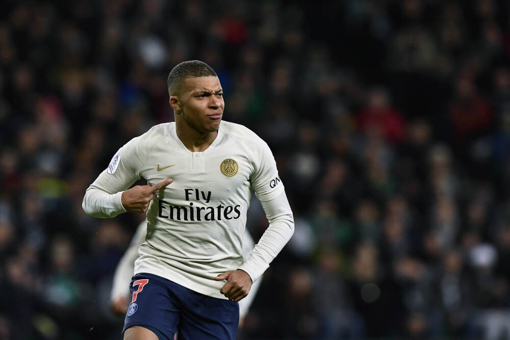 博格巴获得环球足球最佳复出奖，现场感谢C罗激励了所有人